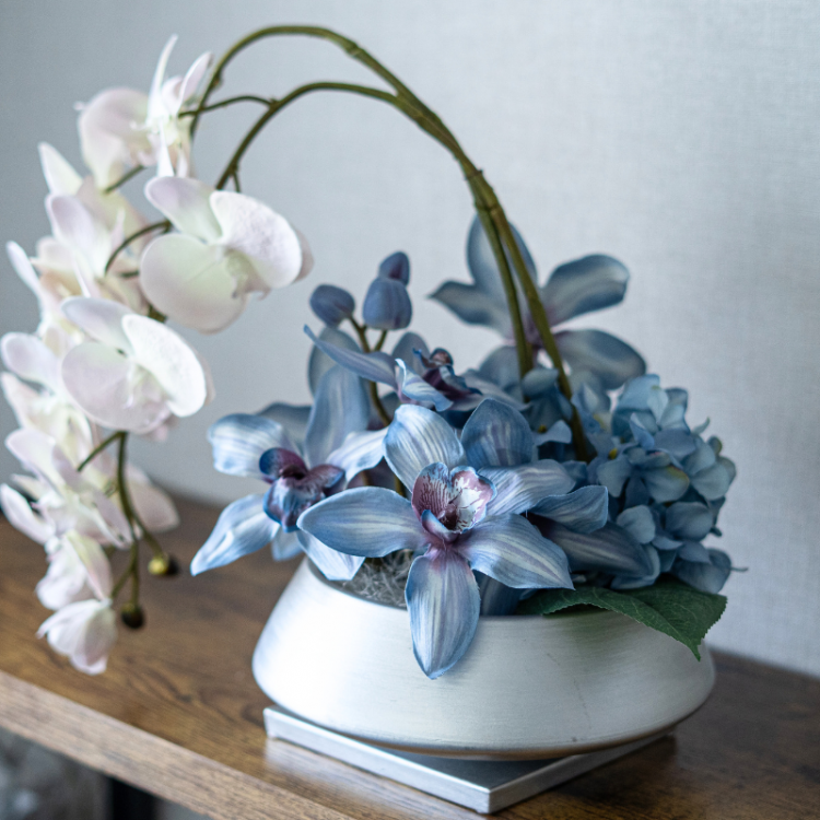 <img class='new_mark_img1' src='https://img.shop-pro.jp/img/new/icons6.gif' style='border:none;display:inline;margin:0px;padding:0px;width:auto;' />胡蝶蘭と紫陽花のアレンジメント 花瓶アレンジメント 造花 アーティフィシャルフラワー モダン インテリア