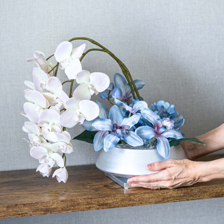 <img class='new_mark_img1' src='https://img.shop-pro.jp/img/new/icons6.gif' style='border:none;display:inline;margin:0px;padding:0px;width:auto;' />胡蝶蘭と紫陽花のアレンジメント 花瓶アレンジメント 造花 アーティフィシャルフラワー モダン インテリア