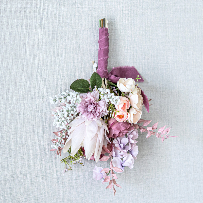 <img class='new_mark_img1' src='https://img.shop-pro.jp/img/new/icons6.gif' style='border:none;display:inline;margin:0px;padding:0px;width:auto;' />ローズとカーネーションのミニアレンジメント スワッグ ブーケアレンジメント 造花 アーティフィシャルフラワー