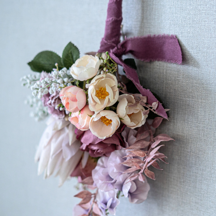 <img class='new_mark_img1' src='https://img.shop-pro.jp/img/new/icons6.gif' style='border:none;display:inline;margin:0px;padding:0px;width:auto;' />ローズとカーネーションのミニアレンジメント スワッグ ブーケアレンジメント 造花 アーティフィシャルフラワー