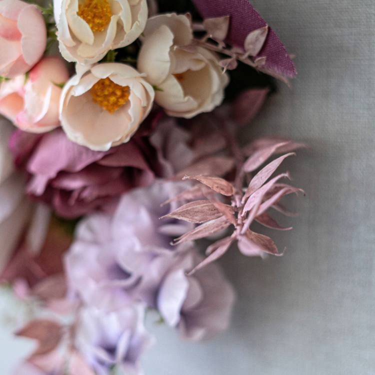 <img class='new_mark_img1' src='https://img.shop-pro.jp/img/new/icons6.gif' style='border:none;display:inline;margin:0px;padding:0px;width:auto;' />ローズとカーネーションのミニアレンジメント スワッグ ブーケアレンジメント 造花 アーティフィシャルフラワー