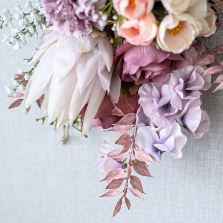 <img class='new_mark_img1' src='https://img.shop-pro.jp/img/new/icons6.gif' style='border:none;display:inline;margin:0px;padding:0px;width:auto;' />ローズとカーネーションのミニアレンジメント スワッグ ブーケアレンジメント 造花 アーティフィシャルフラワー