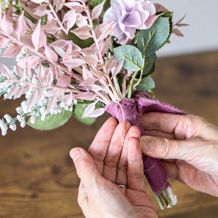 <img class='new_mark_img1' src='https://img.shop-pro.jp/img/new/icons6.gif' style='border:none;display:inline;margin:0px;padding:0px;width:auto;' />ローズとカーネーションのミニアレンジメント スワッグ ブーケアレンジメント 造花 アーティフィシャルフラワー