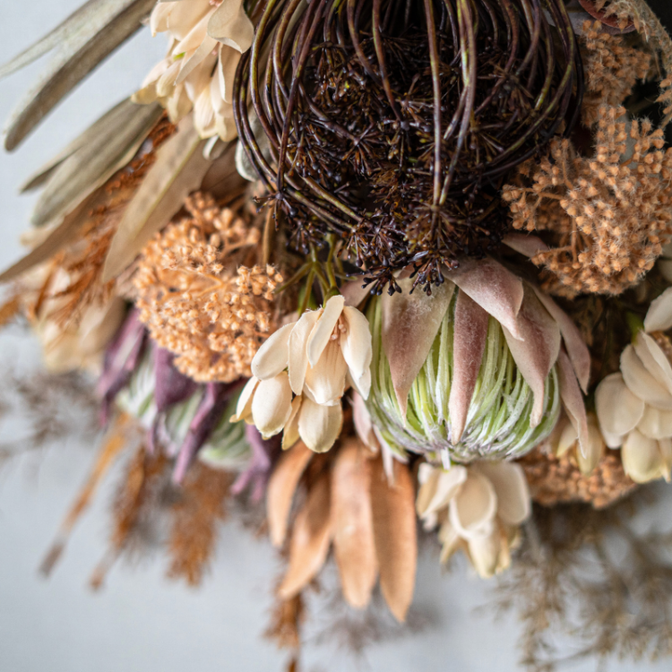 <img class='new_mark_img1' src='https://img.shop-pro.jp/img/new/icons6.gif' style='border:none;display:inline;margin:0px;padding:0px;width:auto;' />ドライフラワー風プロテアの2WAYブーケ/スワッグ ブーケアレンジメント 造花 アーティフィシャルフラワー