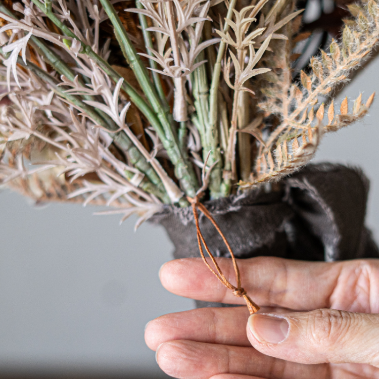 <img class='new_mark_img1' src='https://img.shop-pro.jp/img/new/icons6.gif' style='border:none;display:inline;margin:0px;padding:0px;width:auto;' />ドライフラワー風プロテアの2WAYブーケ/スワッグ ブーケアレンジメント 造花 アーティフィシャルフラワー