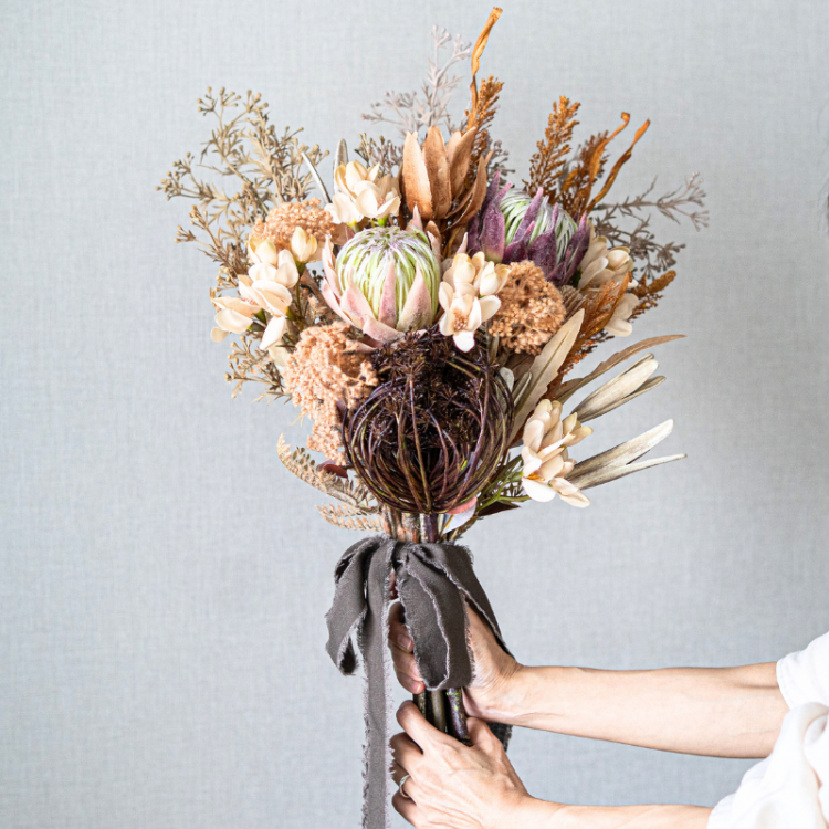 <img class='new_mark_img1' src='https://img.shop-pro.jp/img/new/icons6.gif' style='border:none;display:inline;margin:0px;padding:0px;width:auto;' />ドライフラワー風プロテアの2WAYブーケ/スワッグ ブーケアレンジメント 造花 アーティフィシャルフラワー