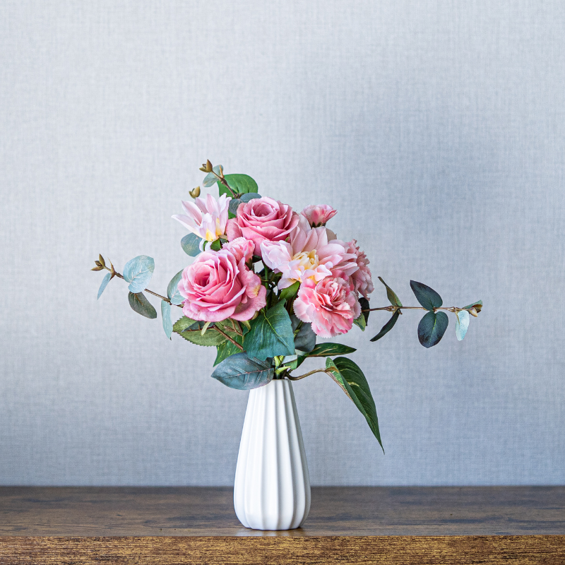 <img class='new_mark_img1' src='https://img.shop-pro.jp/img/new/icons6.gif' style='border:none;display:inline;margin:0px;padding:0px;width:auto;' />バラとダリアの花瓶付きフラワーアレンジメント ピンク ラインポット インテリア 造花 アーティフィシャルフラワー