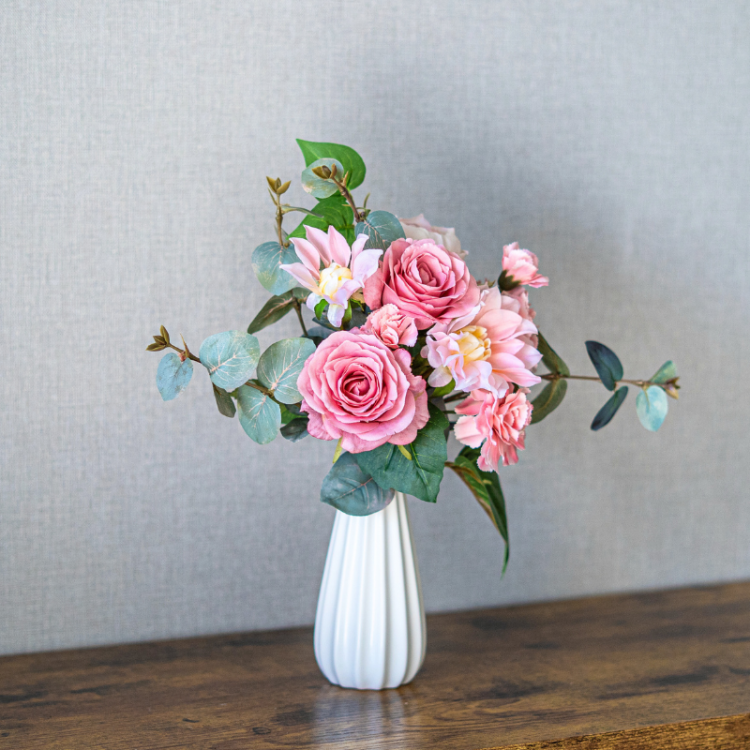 <img class='new_mark_img1' src='https://img.shop-pro.jp/img/new/icons6.gif' style='border:none;display:inline;margin:0px;padding:0px;width:auto;' />バラとダリアの花瓶付きフラワーアレンジメント ピンク ラインポット インテリア 造花 アーティフィシャルフラワー