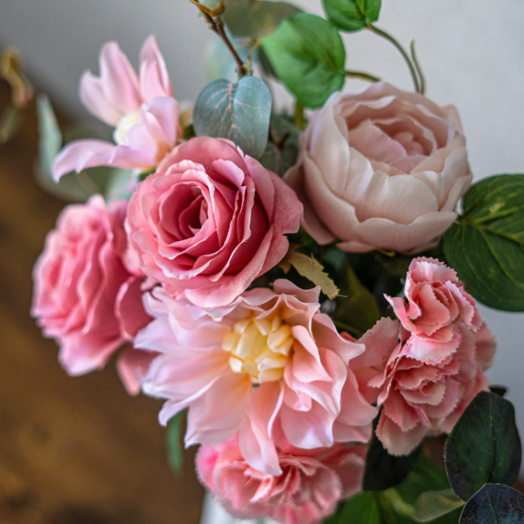 <img class='new_mark_img1' src='https://img.shop-pro.jp/img/new/icons6.gif' style='border:none;display:inline;margin:0px;padding:0px;width:auto;' />バラとダリアの花瓶付きフラワーアレンジメント ピンク ラインポット インテリア 造花 アーティフィシャルフラワー