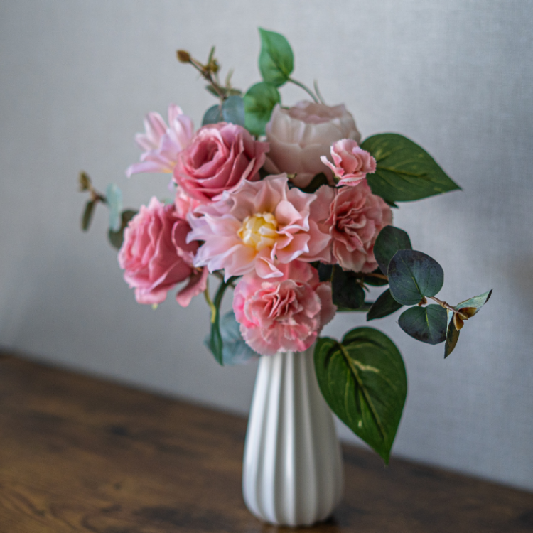 <img class='new_mark_img1' src='https://img.shop-pro.jp/img/new/icons6.gif' style='border:none;display:inline;margin:0px;padding:0px;width:auto;' />バラとダリアの花瓶付きフラワーアレンジメント ピンク ラインポット インテリア 造花 アーティフィシャルフラワー