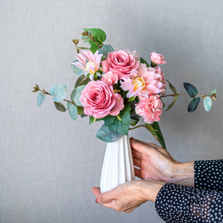 <img class='new_mark_img1' src='https://img.shop-pro.jp/img/new/icons6.gif' style='border:none;display:inline;margin:0px;padding:0px;width:auto;' />バラとダリアの花瓶付きフラワーアレンジメント ピンク ラインポット インテリア 造花 アーティフィシャルフラワー