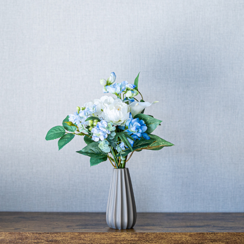 <img class='new_mark_img1' src='https://img.shop-pro.jp/img/new/icons6.gif' style='border:none;display:inline;margin:0px;padding:0px;width:auto;' />バラと紫陽花の花瓶付きフラワーアレンジメント ブルーホワイト ラインポット インテリア 造花 アーティフィシャルフラワー