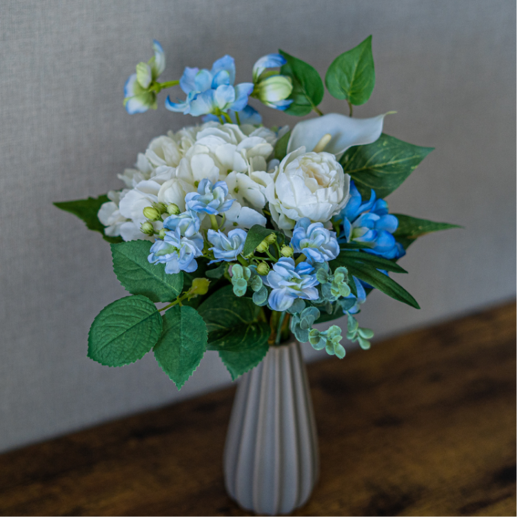 <img class='new_mark_img1' src='https://img.shop-pro.jp/img/new/icons6.gif' style='border:none;display:inline;margin:0px;padding:0px;width:auto;' />バラと紫陽花の花瓶付きフラワーアレンジメント ブルーホワイト ラインポット インテリア 造花 アーティフィシャルフラワー