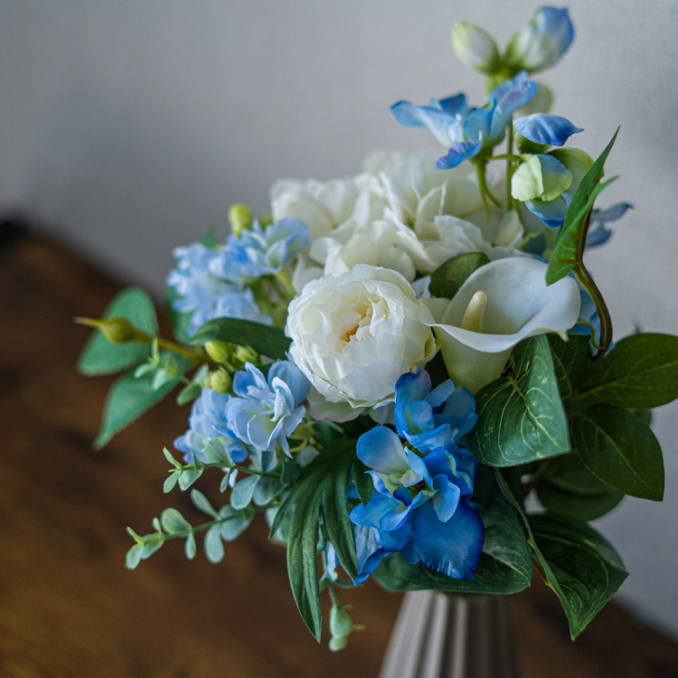 <img class='new_mark_img1' src='https://img.shop-pro.jp/img/new/icons6.gif' style='border:none;display:inline;margin:0px;padding:0px;width:auto;' />バラと紫陽花の花瓶付きフラワーアレンジメント ブルーホワイト ラインポット インテリア 造花 アーティフィシャルフラワー