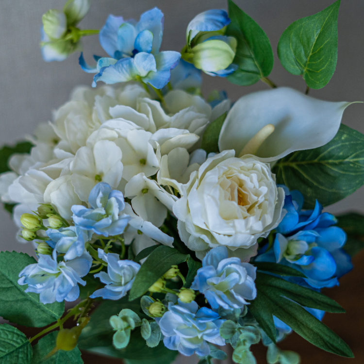 <img class='new_mark_img1' src='https://img.shop-pro.jp/img/new/icons6.gif' style='border:none;display:inline;margin:0px;padding:0px;width:auto;' />バラと紫陽花の花瓶付きフラワーアレンジメント ブルーホワイト ラインポット インテリア 造花 アーティフィシャルフラワー