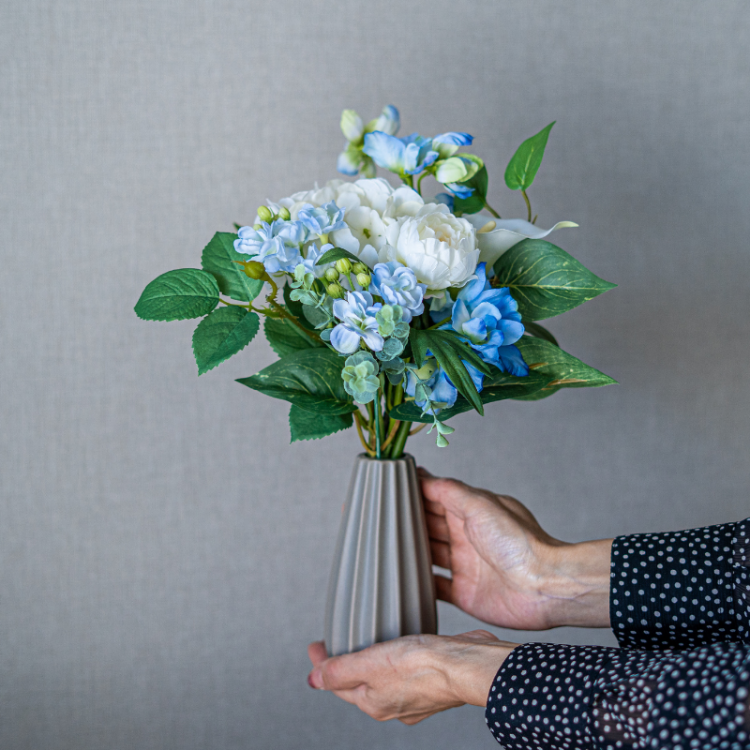 <img class='new_mark_img1' src='https://img.shop-pro.jp/img/new/icons6.gif' style='border:none;display:inline;margin:0px;padding:0px;width:auto;' />バラと紫陽花の花瓶付きフラワーアレンジメント ブルーホワイト ラインポット インテリア 造花 アーティフィシャルフラワー
