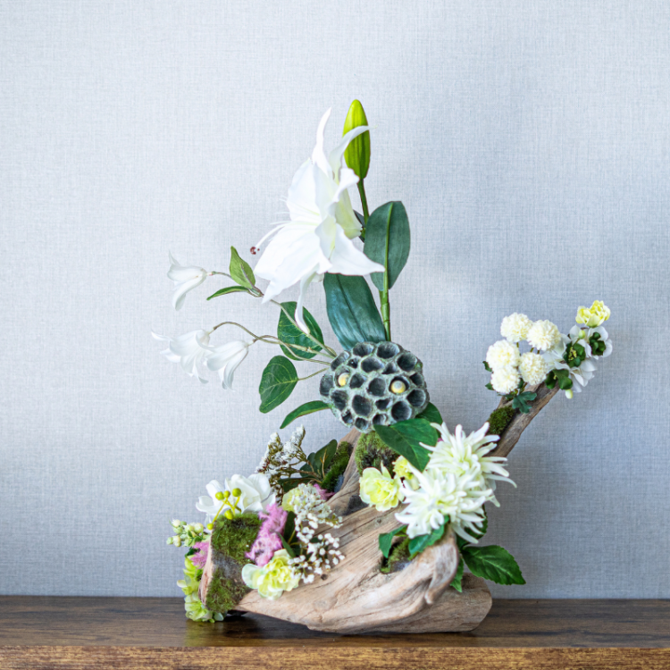 <img class='new_mark_img1' src='https://img.shop-pro.jp/img/new/icons6.gif' style='border:none;display:inline;margin:0px;padding:0px;width:auto;' />ユリとカーネーションの流木アレンジメント 造花 アーティフィシャルフラワー ナチュラルインテリア 流木