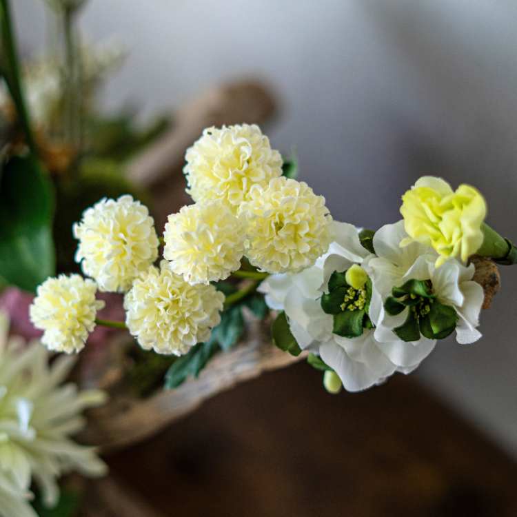 <img class='new_mark_img1' src='https://img.shop-pro.jp/img/new/icons6.gif' style='border:none;display:inline;margin:0px;padding:0px;width:auto;' />ユリとカーネーションの流木アレンジメント 造花 アーティフィシャルフラワー ナチュラルインテリア 流木