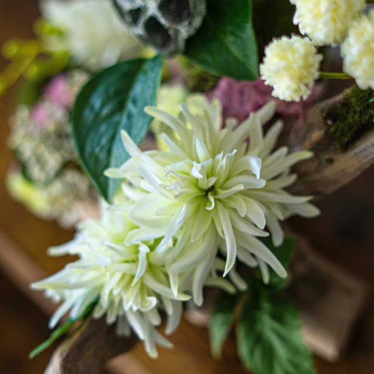 <img class='new_mark_img1' src='https://img.shop-pro.jp/img/new/icons6.gif' style='border:none;display:inline;margin:0px;padding:0px;width:auto;' />ユリとカーネーションの流木アレンジメント 造花 アーティフィシャルフラワー ナチュラルインテリア 流木