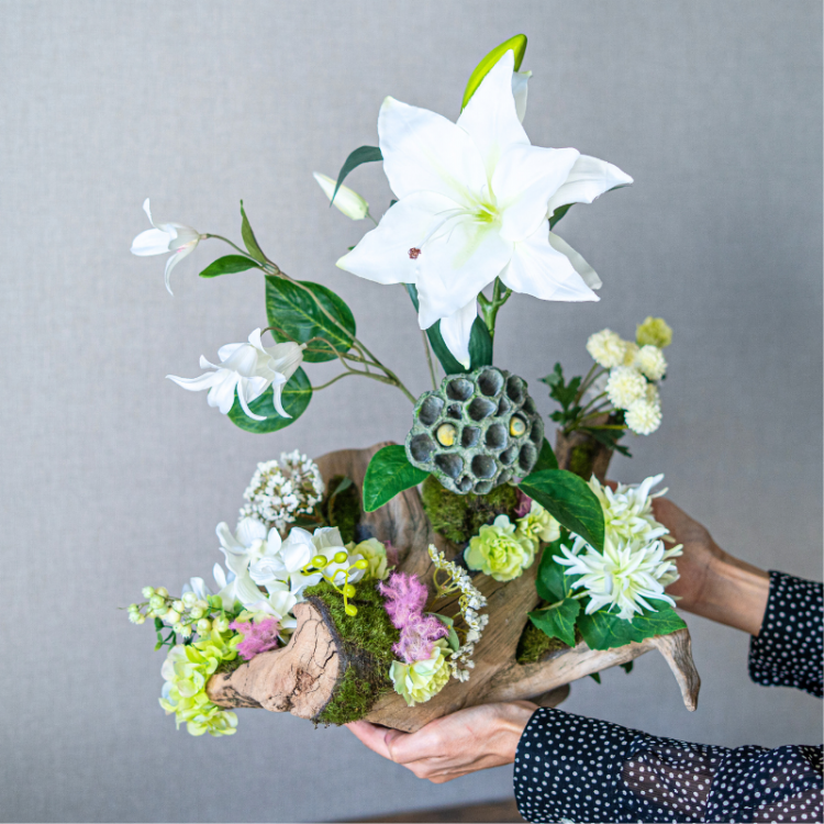 <img class='new_mark_img1' src='https://img.shop-pro.jp/img/new/icons6.gif' style='border:none;display:inline;margin:0px;padding:0px;width:auto;' />ユリとカーネーションの流木アレンジメント 造花 アーティフィシャルフラワー ナチュラルインテリア 流木