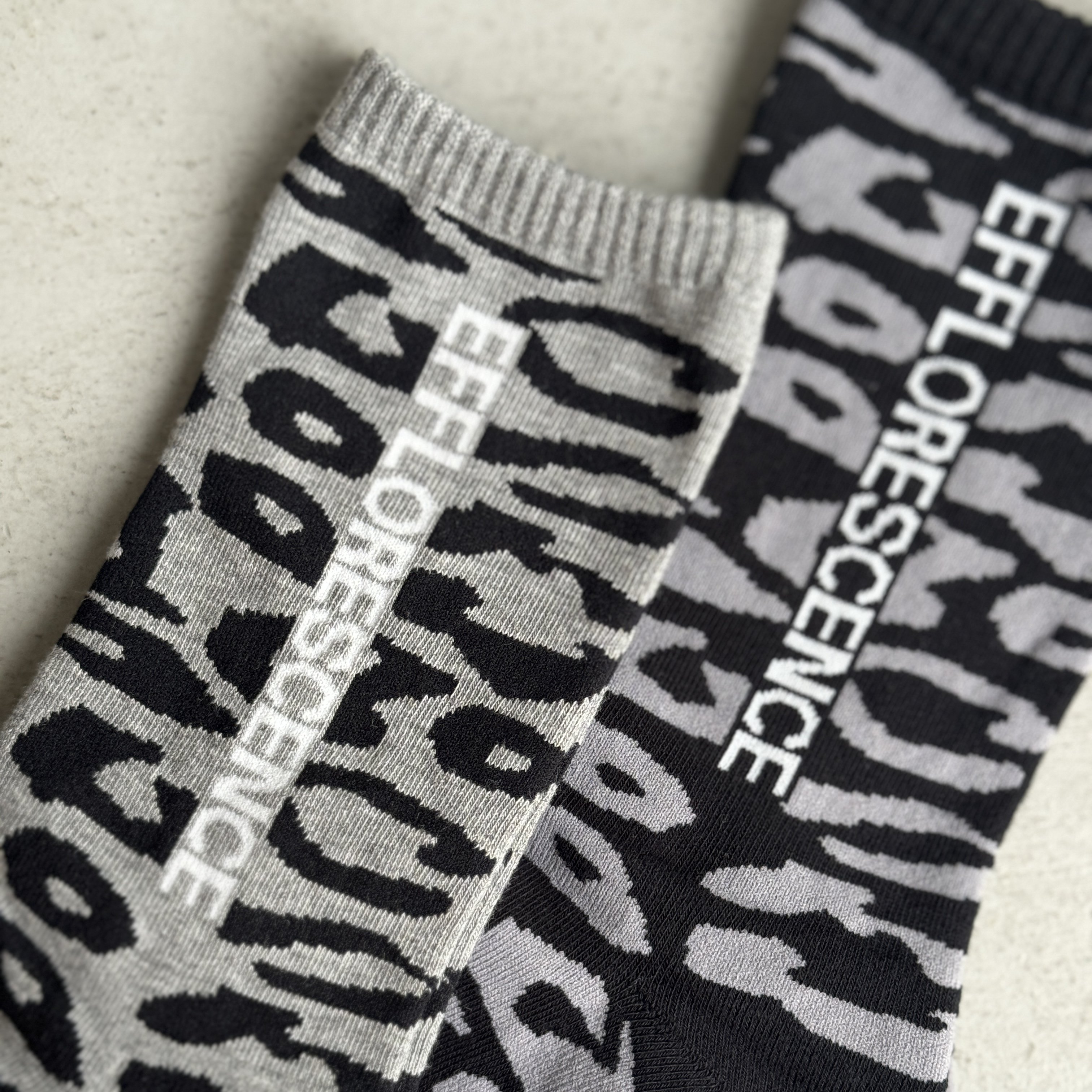 EFFLORESCENCEMENS LEOPARD REGULAR SOCKS