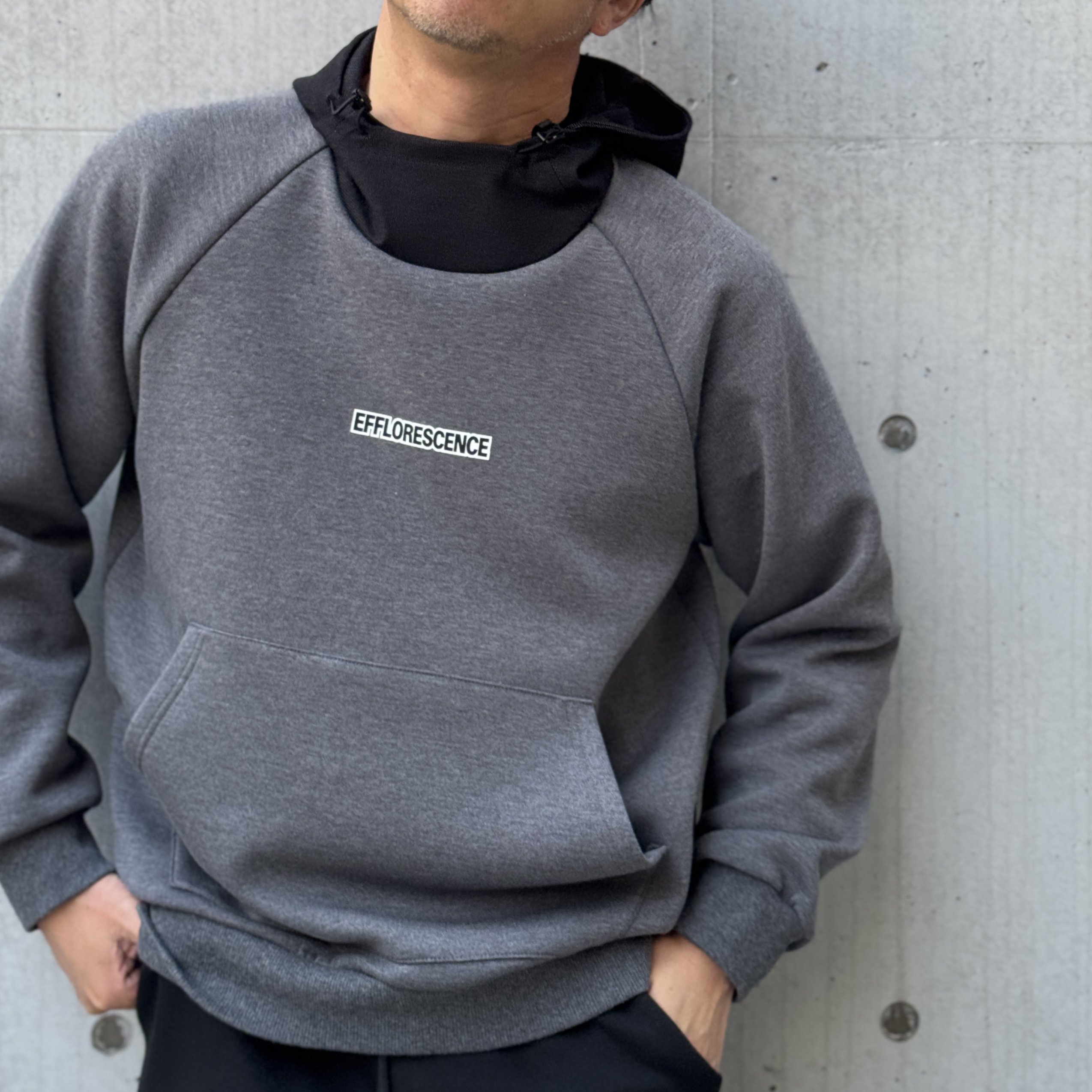 <img class='new_mark_img1' src='https://img.shop-pro.jp/img/new/icons1.gif' style='border:none;display:inline;margin:0px;padding:0px;width:auto;' />EFFLORESCENCETWO TONE HOODIE