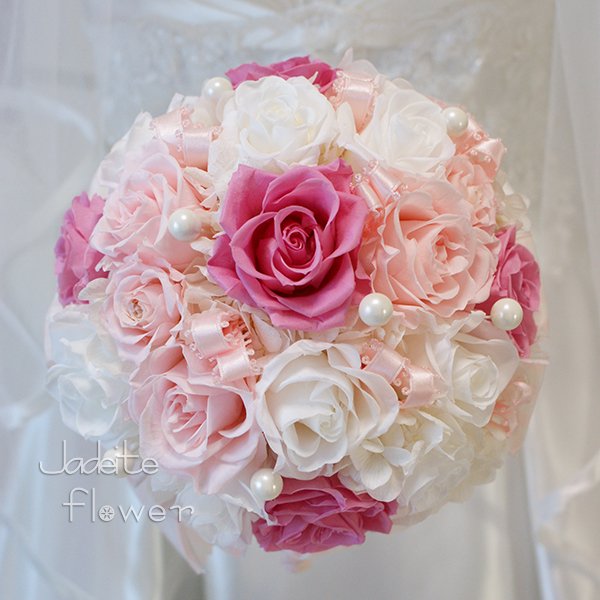 プリザーブドフラワーのピンクと白のバラにリボンとパールを使った可愛いラウンドブーケ