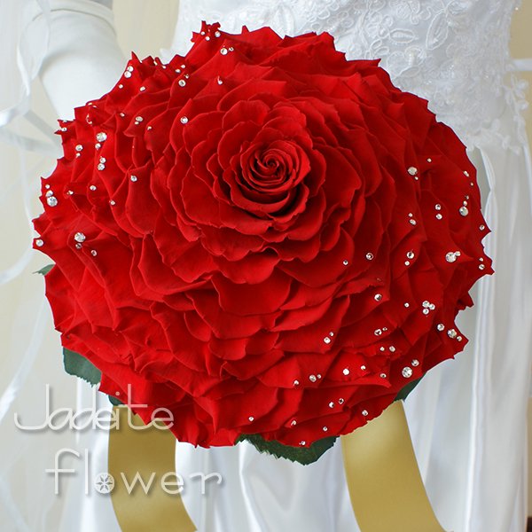 高級なプリザーブドフラワーの赤バラを幾重にも重ねて作った２２センチサイズのメリアブーケ。スワロフスキーラインストーンを散りばめた豪華なデザインです。