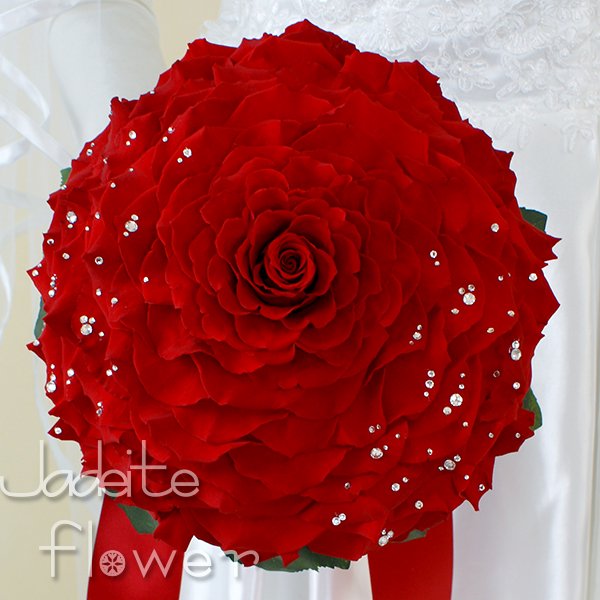高級なプリザーブドフラワーの赤バラを幾重にも重ねて作ったメリアブーケ。スワロフスキーラインストーンを散りばめた豪華なデザインです。