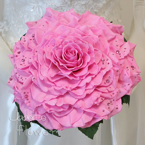 高級なプリザーブドフラワーのピンクのバラを幾重にも重ねて作った２２センチサイズのメリアブーケ。スワロフスキーラインストーンを散りばめた豪華なデザインです。