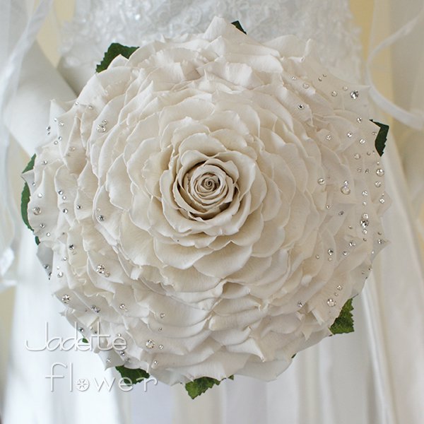 高級なプリザーブドフラワーの白のバラを幾重にも重ねて作った２２センチサイズのメリアブーケ。スワロフスキーラインストーンを散りばめた豪華なデザインです。