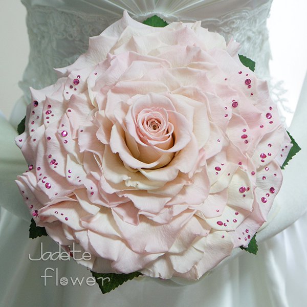 高級なプリザーブドフラワーのグラデーションがかったピンクのバラを幾重にも重ねて作った２２センチサイズのメリアブーケ。スワロフスキーラインストーンを散りばめた豪華なデザインです。