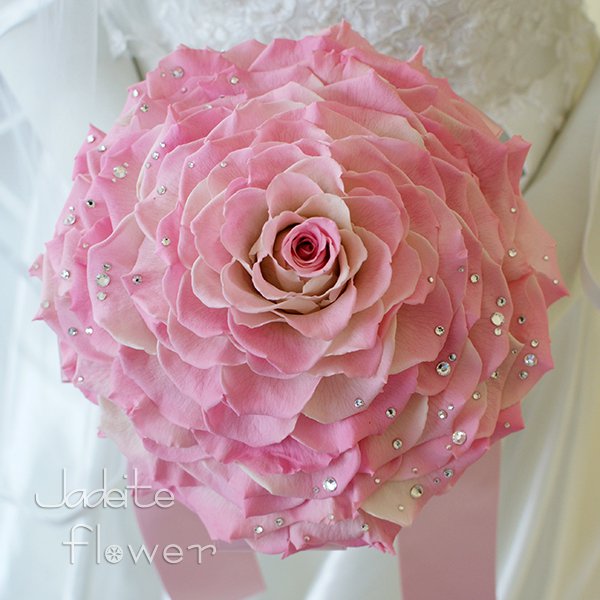 高級なプリザーブドフラワーのピンクのグラデーションになっているバラを幾重にも重ねて作ったメリアブーケ。スワロフスキーラインストーンを散りばめた豪華なデザインです。