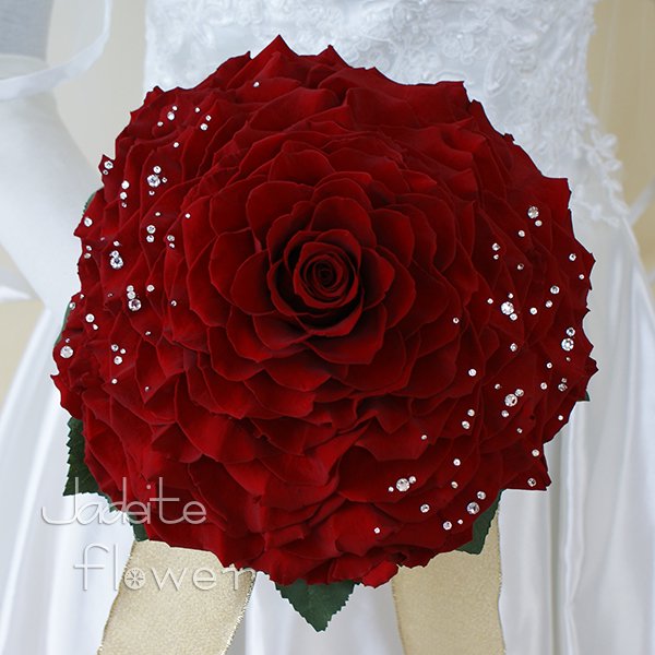 高級なプリザーブドフラワーの濃い赤のバラを幾重にも重ねて作ったメリアブーケ。スワロフスキーラインストーンを散りばめた豪華なデザインです。
