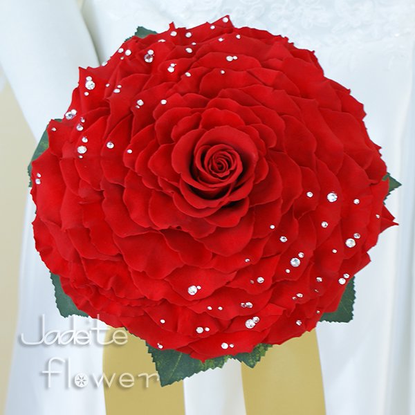 高級なプリザーブドフラワーの鮮やかな赤バラを幾重にも重ねて作ったメリアブーケ。スワロフスキーラインストーンを散りばめた豪華なデザインです。