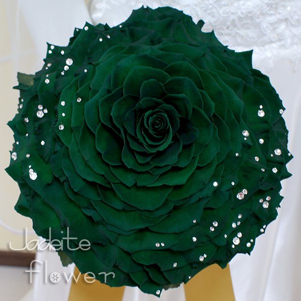 高級なプリザーブドフラワーのブリティッシュグリーンのバラを幾重にも重ねて作ったメリアブーケ。スワロフスキーラインストーンを散りばめた豪華なデザインです。