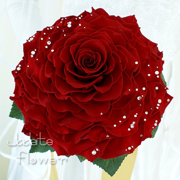 高級なプリザーブドフラワーの濃い赤のバラを幾重にも重ねて作ったメリアブーケ。スワロフスキーラインストーンを散りばめた豪華なデザインです。