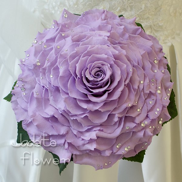 高級プリザーブドフラワーの薄紫のバラを幾重にも重ねて作ったメリアブーケ。スワロフスキーラインストーンを散りばめた豪華なデザインです。