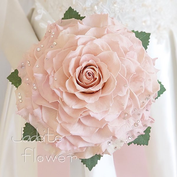 高級プリザーブドフラワーのブライダルピンクのバラを幾重にも重ねて作ったメリアブーケ。スワロフスキーラインストーンを散りばめた豪華なデザインです。