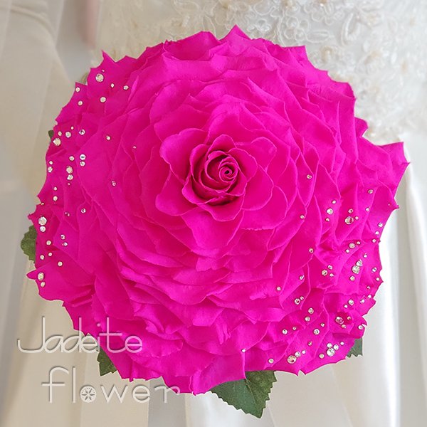 高級プリザーブドフラワーの鮮やかなショッキングピンクのバラを幾重にも重ねて作ったメリアブーケ。スワロフスキーラインストーンを散りばめた豪華なデザインです。