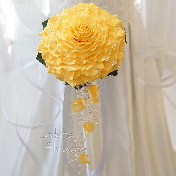 プリザーブドフラワーの黄色のバラを幾重にも重ねて作ったメリアブーケパールガーランドを流れるようにデザインしました。スワロフスキーラインストーンを散りばめた豪華なデザインです。