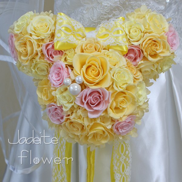 プリザーブドフラワーのバラとアジサイでミニーちゃんの形をした、黄色とピンクのかわいいウエディングブーケ