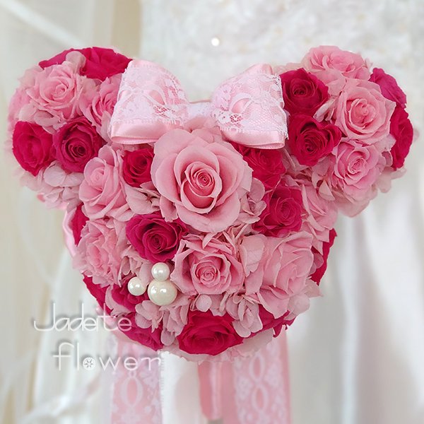 プリザーブドフラワーのバラとアジサイでミニーちゃんの形をした、ピンクのかわいいウエディングブーケ