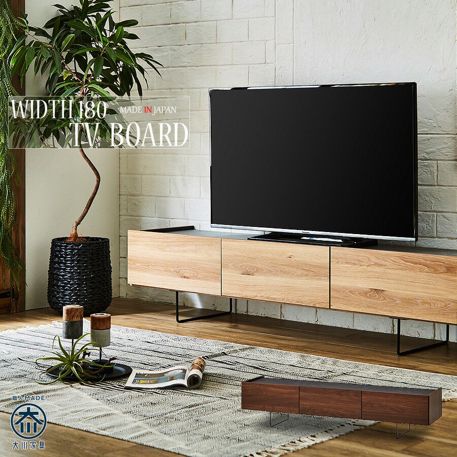 木目とセラミック調のコントラストが重厚感と高級感を演出するTVボード