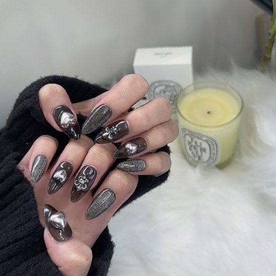 Black magnet silver nail 