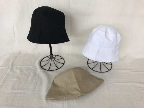 <img class='new_mark_img1' src='https://img.shop-pro.jp/img/new/icons20.gif' style='border:none;display:inline;margin:0px;padding:0px;width:auto;' />VARZARStud logo over fit bucket hat