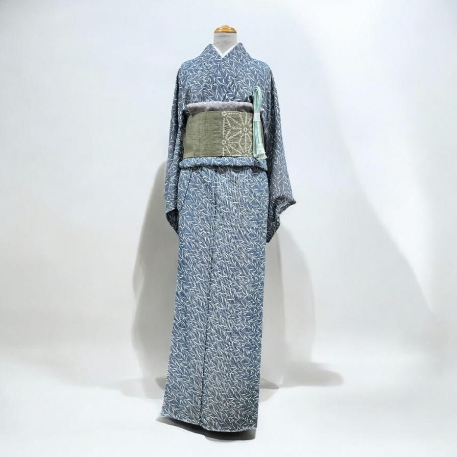 藍色の地に白く浮かび上がる 蝶×草花縞模様 草花模様 伊勢加多