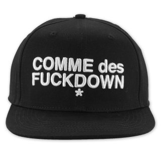 COMME des FUCKDOWN CAPPELLO CON ETICHETTA SUL DAVANTI