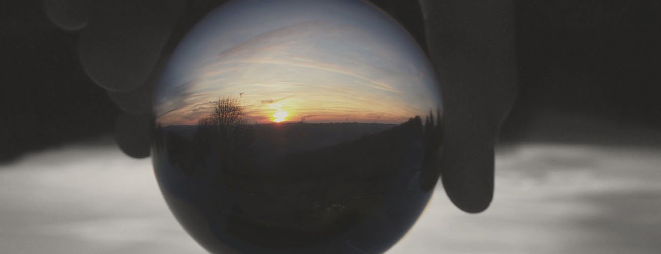 AboutUsビジョン,ガラスの球に映る美しい世界