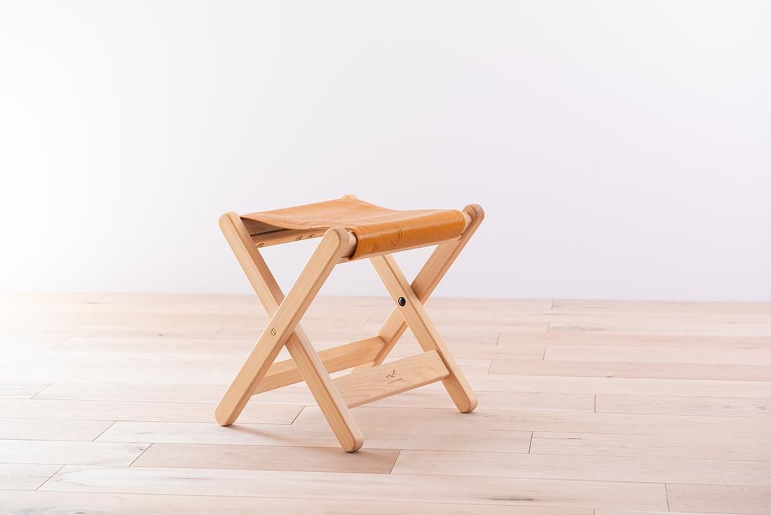 鹿STOOL｜ 木製スツール ｜ 丈夫な一枚革のシートを使った折りたたみ 